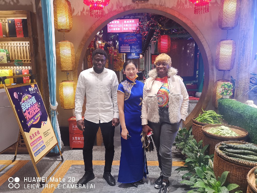 DINNER IN A TYPICAL TRADITIONAL CHINESE RESTURANT